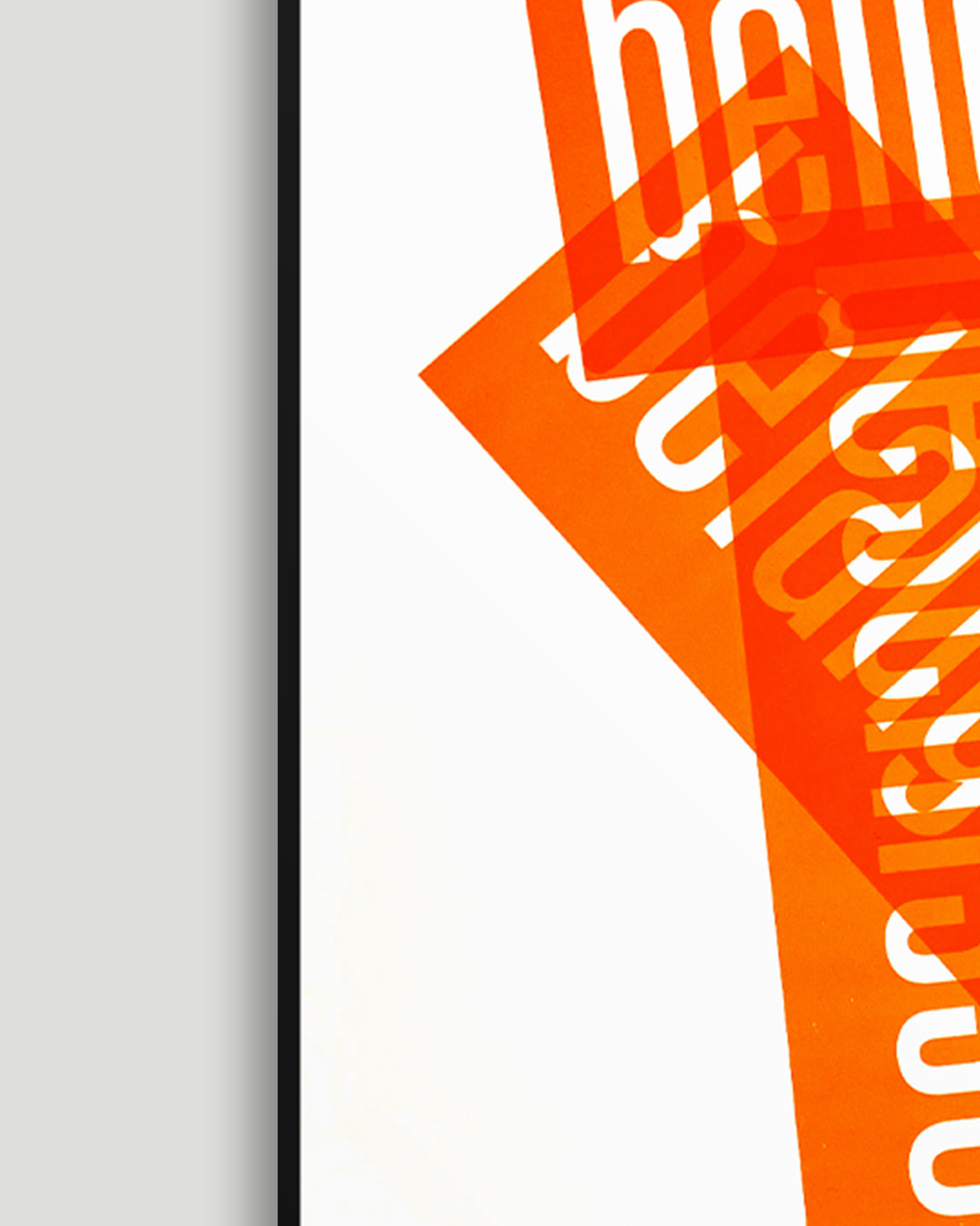 Detailaufnahme der linken Seite eines Siebrucks mit den Worten »beliebig«, »belanglos« und »beschissen« in Neonorange, gesetzt in schmaler Groteskschrift auf weißem Karton, gerahmt mit schwarzem Rahmen auf hellgrauem Hintergrund