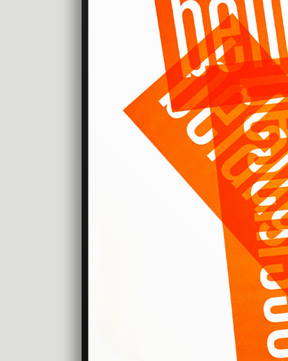 Detailaufnahme der linken Seite eines Siebrucks mit den Worten »beliebig«, »belanglos« und »beschissen« in Neonorange, gesetzt in schmaler Groteskschrift auf weißem Karton, gerahmt mit schwarzem Rahmen auf hellgrauem Hintergrund