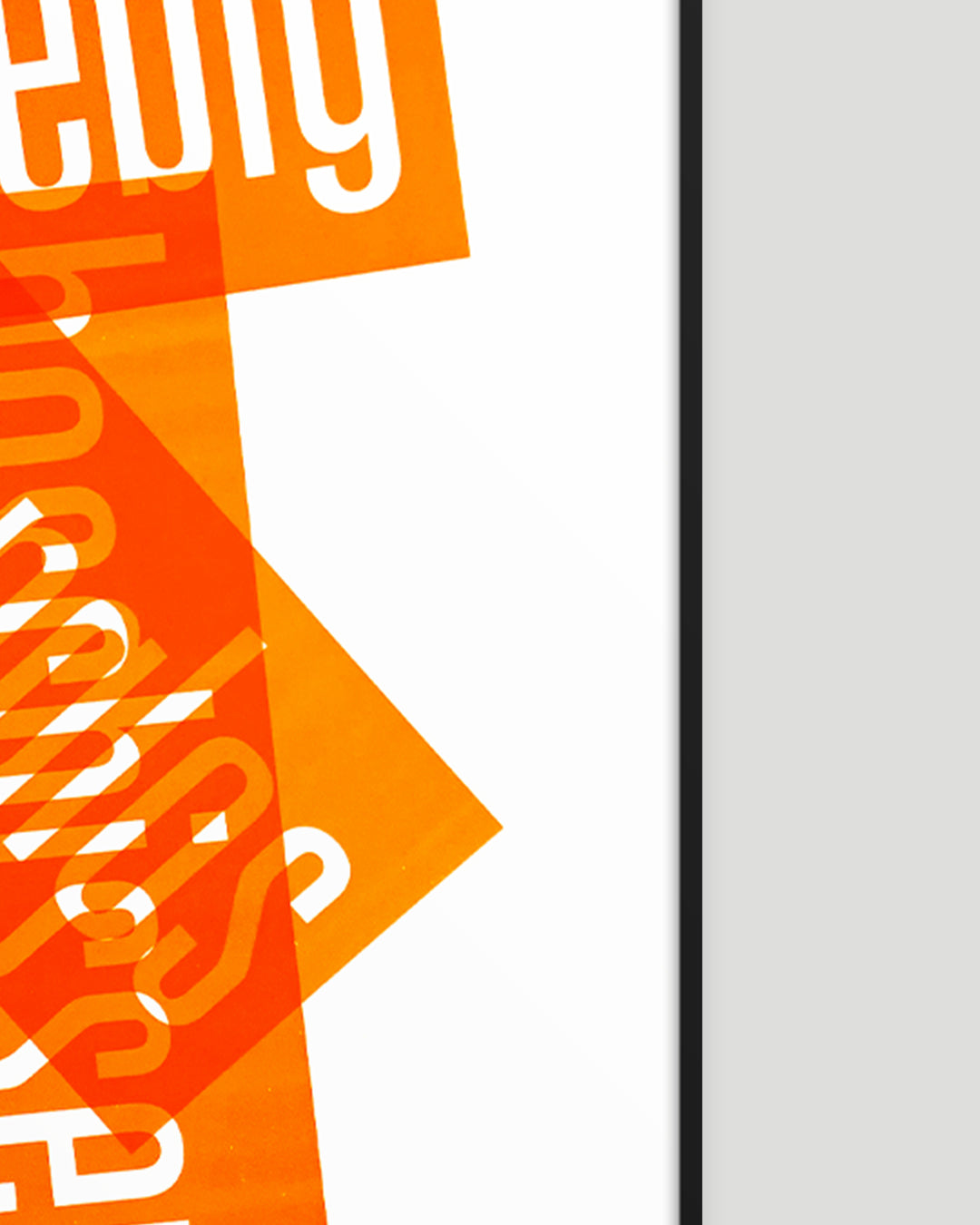 Detailaufnahme der rechten Seite eines Siebrucks mit den Worten »beliebig«, »belanglos« und »beschissen« in Neonorange, gesetzt in schmaler Groteskschrift auf weißem Karton, gerahmt mit schwarzem Rahmen auf hellgrauem Hintergrund