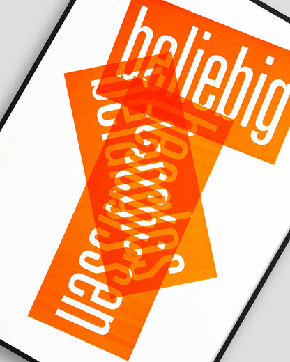 Nahaufnahme eines Siebrucks mit den Worten »beliebig«, »belanglos« und »beschissen« in Neonorange, gesetzt in schmaler Groteskschrift auf weißem Karton, gerahmt mit schwarzem Rahmen auf hellgrauem Hintergrund