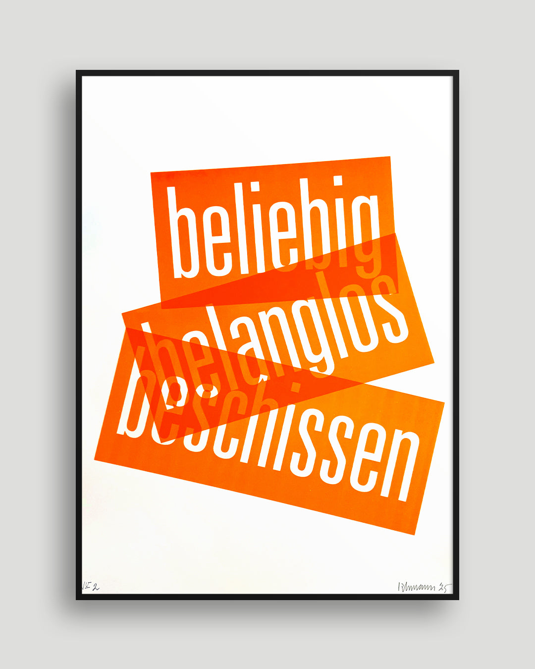 Siebruck mit den Worten »beliebig«, »belanglos« und »beschissen« in Neonorange, gesetzt in schmaler Groteskschrift auf weißem Karton, gerahmt mit schwarzem Rahmen auf hellgrauem Hintergrund, nummeriert und signiert