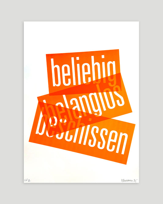 Siebruck mit den Worten »beliebig«, »belanglos« und »beschissen« in Neonorange, gesetzt in schmaler Groteskschrift auf weißem Karton, ungerahmt auf hellgrauem Hintergrund, nummeriert und signiert