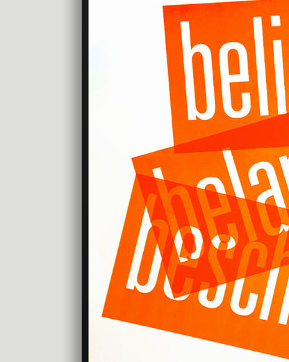 Detailaufnahme der linken Seite eines Siebrucks mit den Worten »beliebig«, »belanglos« und »beschissen« in Neonorange, gesetzt in schmaler Groteskschrift auf weißem Karton, gerahmt mit schwarzem Rahmen auf hellgrauem Hintergrund