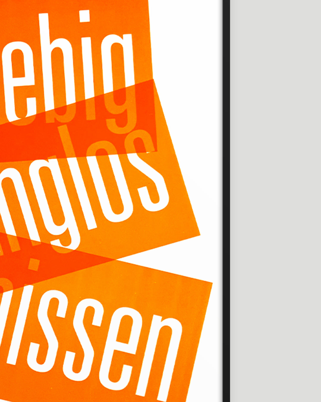 Detailaufnahme der rechten Seite eines Siebrucks mit den Worten »beliebig«, »belanglos« und »beschissen« in Neonorange, gesetzt in schmaler Groteskschrift auf weißem Karton, gerahmt mit schwarzem Rahmen auf hellgrauem Hintergrund