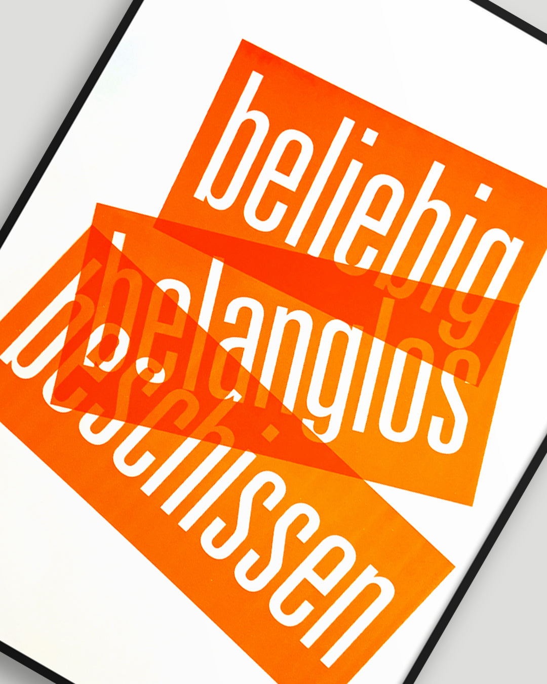 Nahaufnahme eines Siebrucks mit den Worten »beliebig«, »belanglos« und »beschissen« in Neonorange, gesetzt in schmaler Groteskschrift auf weißem Karton, gerahmt mit schwarzem Rahmen auf hellgrauem Hintergrund