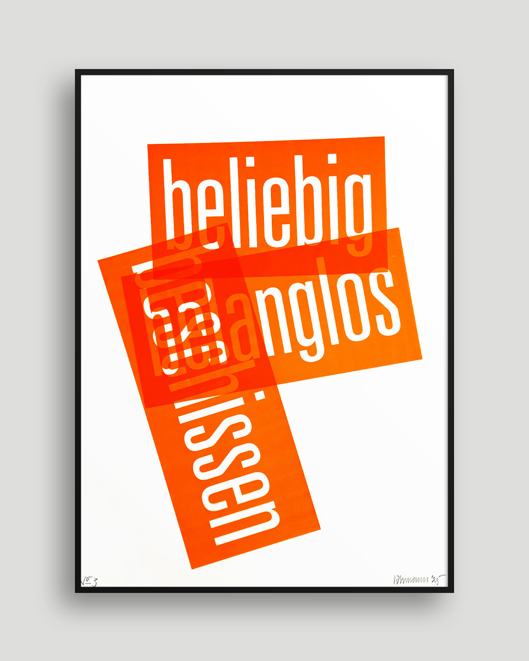 Siebruck mit den Worten »beliebig«, »belanglos« und »beschissen« in Neonorange, gesetzt in schmaler Groteskschrift auf weißem Karton, gerahmt mit schwarzem Rahmen auf hellgrauem Hintergrund, nummeriert und signiert