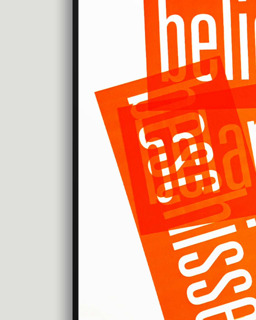 Detailaufnahme der linken Seite eines Siebrucks mit den Worten »beliebig«, »belanglos« und »beschissen« in Neonorange, gesetzt in schmaler Groteskschrift auf weißem Karton, gerahmt mit schwarzem Rahmen auf hellgrauem Hintergrund