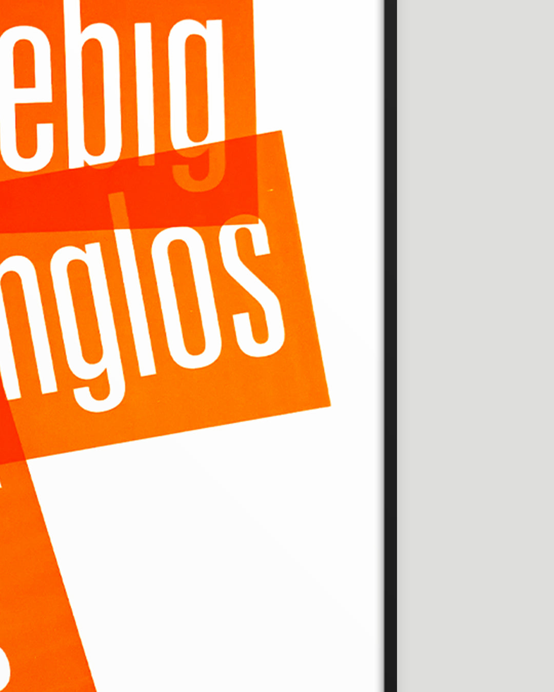 Detailaufnahme der rechten Seite eines Siebrucks mit den Worten »beliebig«, »belanglos« und »beschissen« in Neonorange, gesetzt in schmaler Groteskschrift auf weißem Karton, gerahmt mit schwarzem Rahmen auf hellgrauem Hintergrund