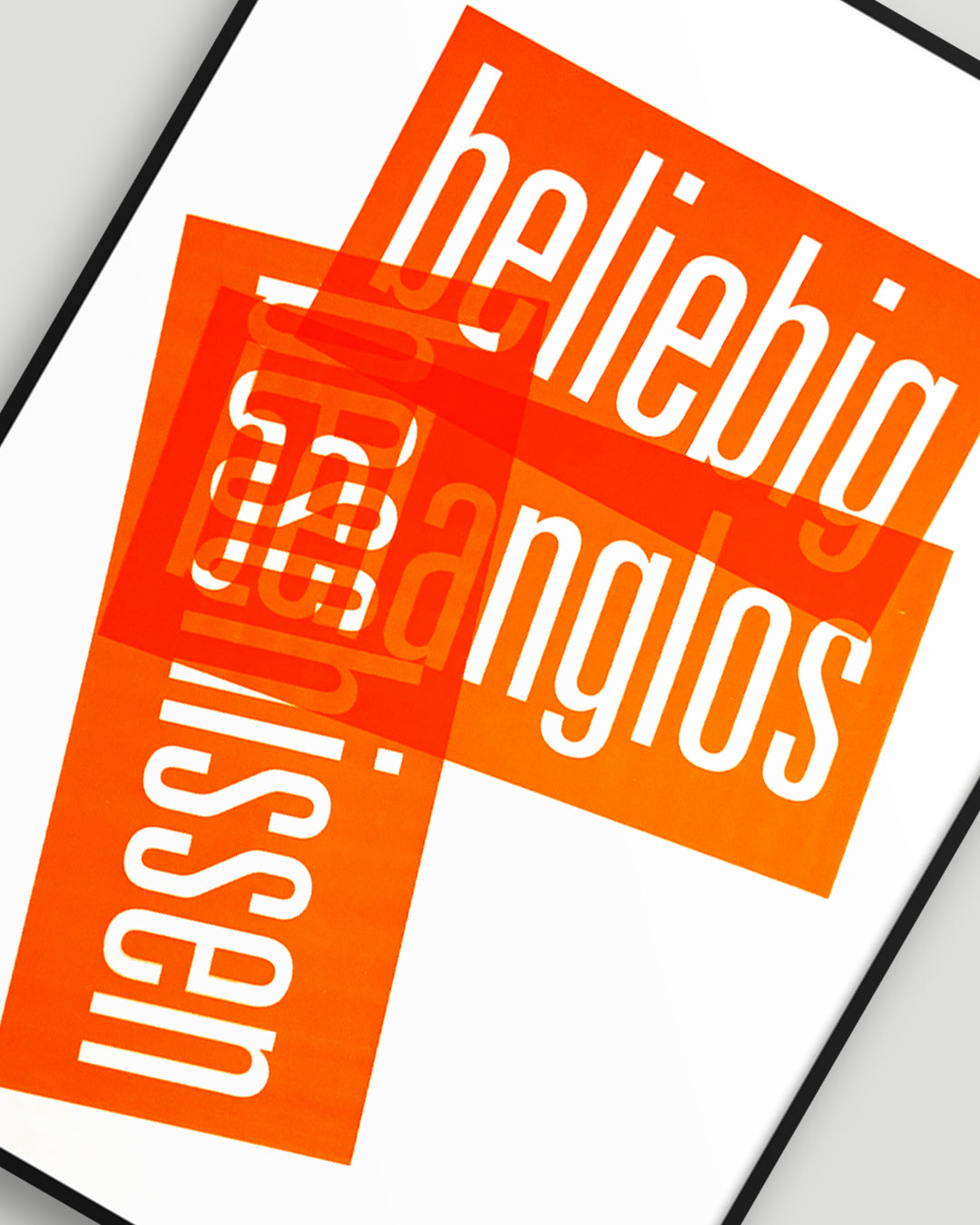 Nahaufnahme eines Siebrucks mit den Worten »beliebig«, »belanglos« und »beschissen« in Neonorange, gesetzt in schmaler Groteskschrift auf weißem Karton, gerahmt mit schwarzem Rahmen auf hellgrauem Hintergrund