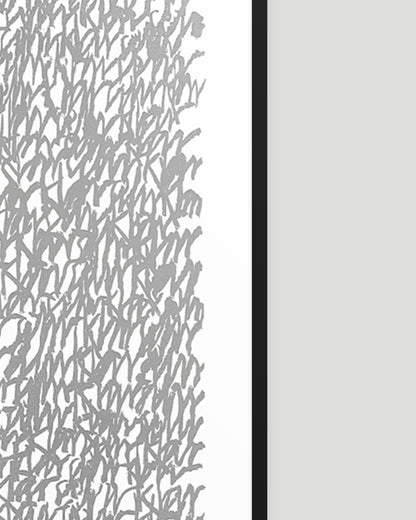 Detail des Siebdrucks »sehr klar« mit handschriftlicher Wiederholung des Schriftzugs und silbernem Farbauftrag.