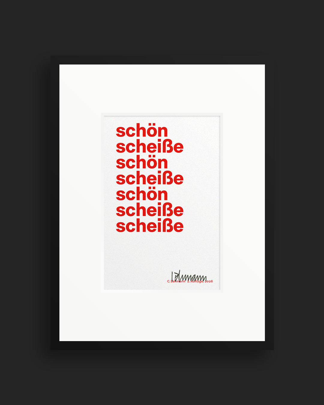 Gerahmter roter Siebdruck »schön scheiße« mit weißem Passepartout und schwarzem Rahmen.