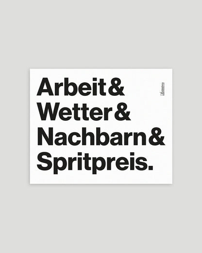 Typografischer Siebdruck »Arbeit & Wetter & Nachbarn & Spritpreis.« ungerahmt auf weißem Papier vor grauem Hintergrund.
