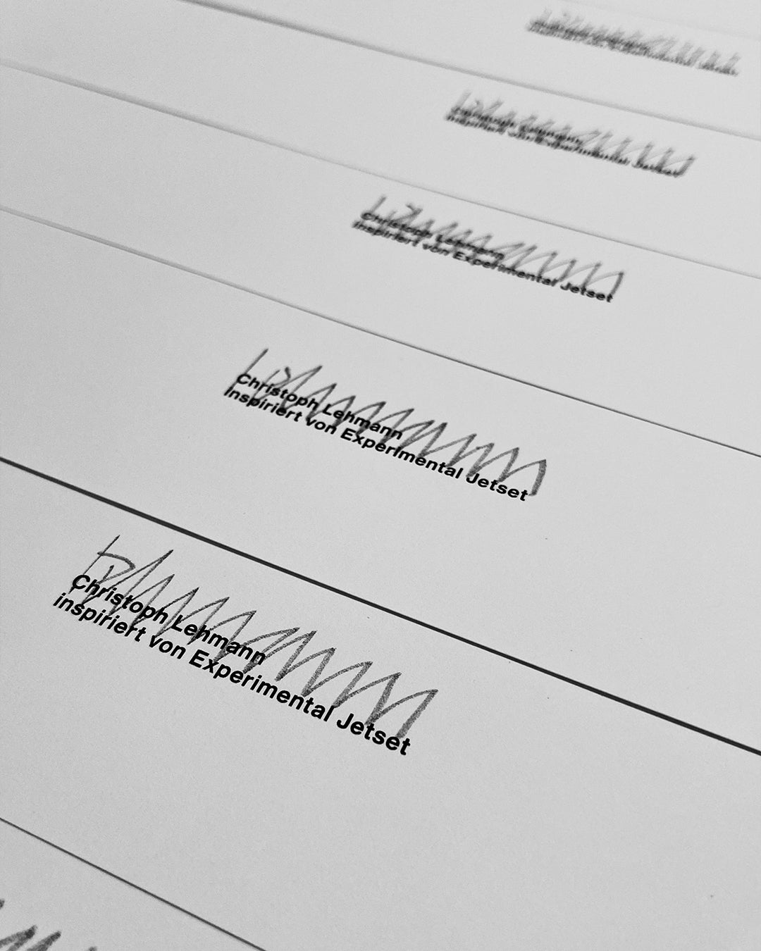 Handsignatur auf dem Siebdruck »Arbeit & Wetter & Nachbarn & Spritpreis.« als Detailaufnahme.