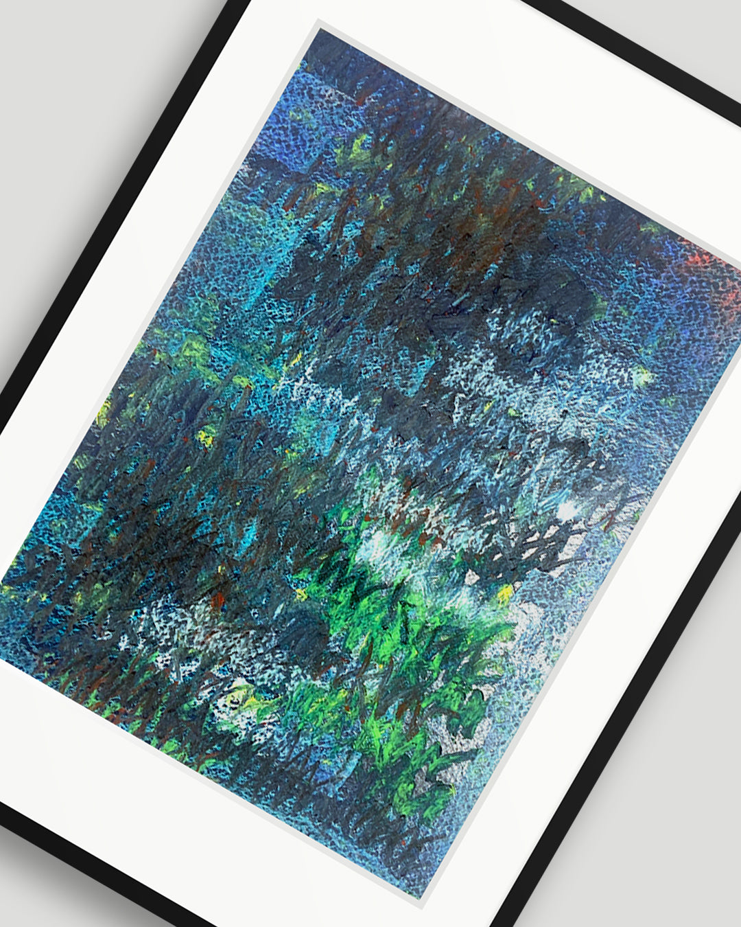 Nahaufnahme eines chirografischen Unikats in Kreide und Ölpastell auf Karton, gerahmt mit schwarzem Rahmen und Passepartout auf hellgrauem Hintergrund