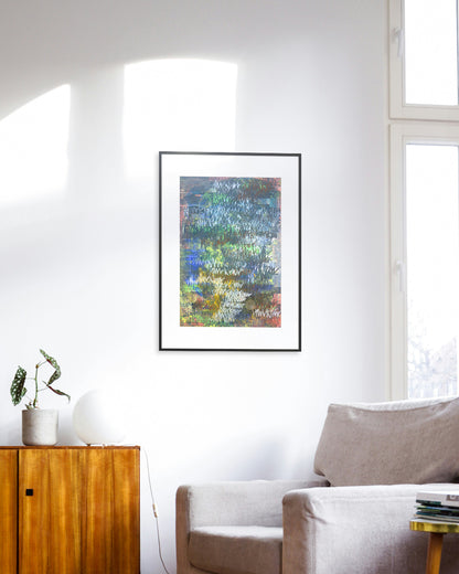 Chirografisches Unikat in Kreide und Ölpastell auf Karton, gerahmt mit schwarzem Rahmen und Passepartout an Zimmerwand, im Vordergrund ein grauer Sessel und eine braune Kommode