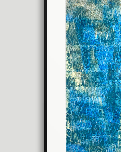 Linke Seite eines chirografischen Unikats in Kreide und Ölpastell auf Karton, gerahmt mit schwarzem Rahmen und Passepartout auf hellgrauem Hintergrund