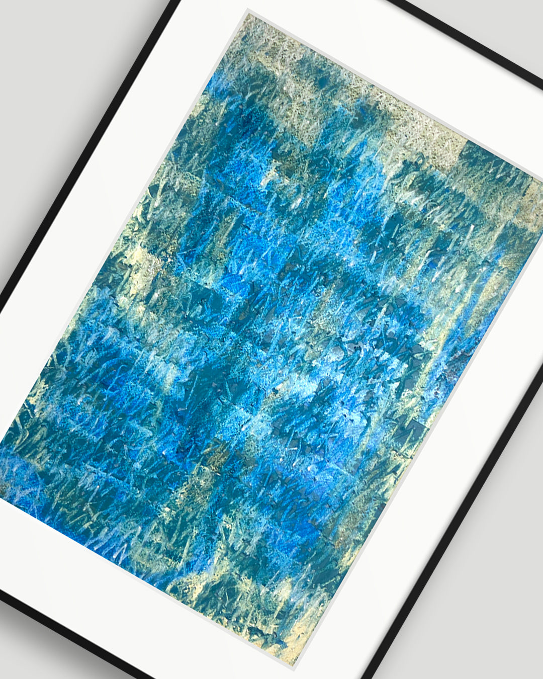 Nahaufnahme eines chirografischen Unikats in Kreide und Ölpastell auf Karton, gerahmt mit schwarzem Rahmen und Passepartout auf hellgrauem Hintergrund