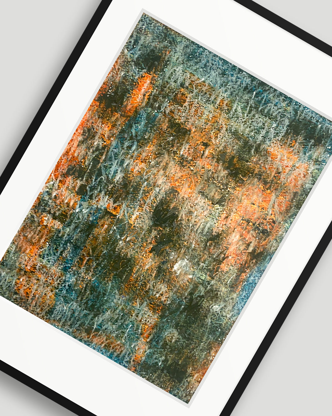 Nahaufnahme eines chirografischen Unikats in Kreide und Ölpastell auf Karton, gerahmt mit schwarzem Rahmen und Passepartout auf hellgrauem Hintergrund