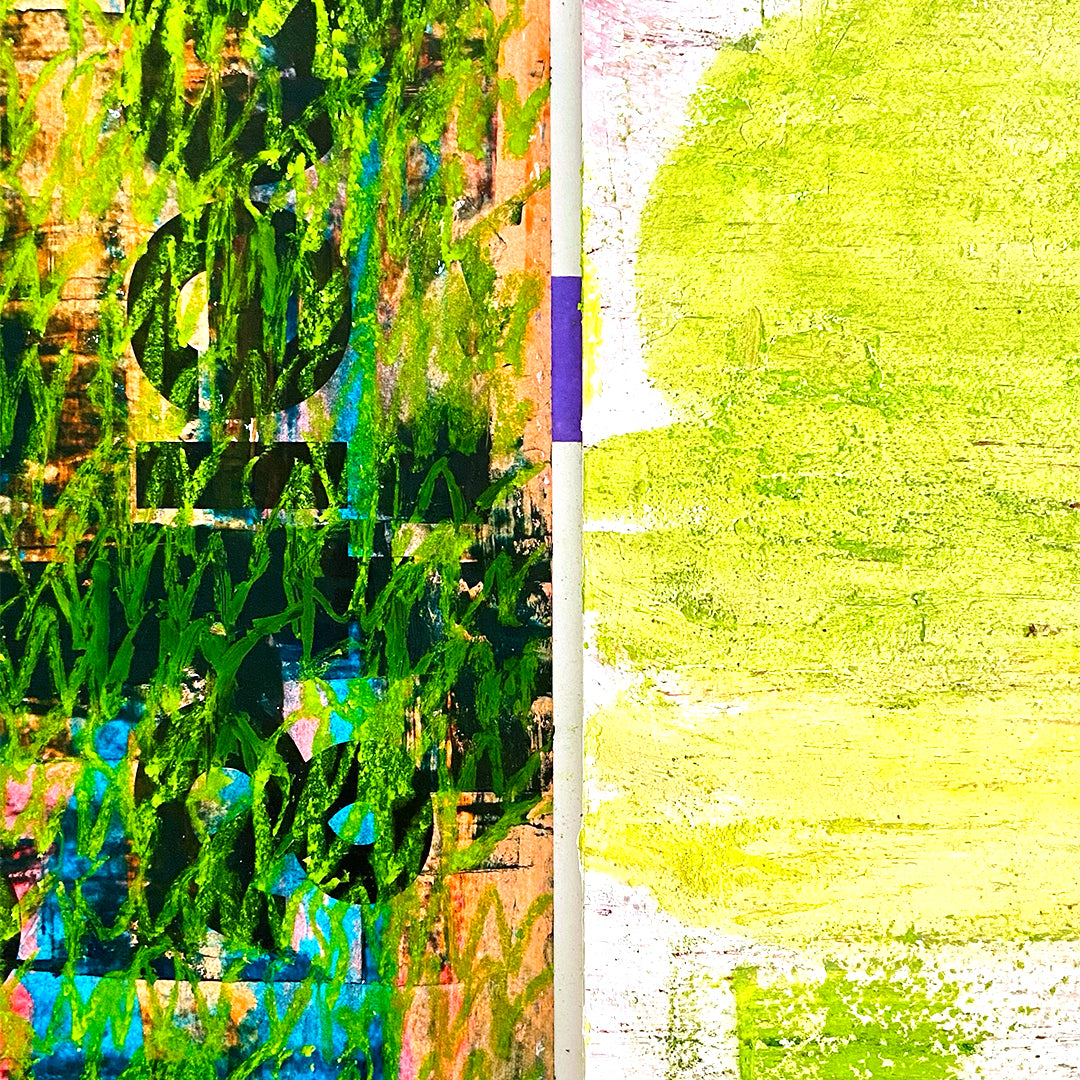 Abstrakte chirografische Graphik im Entstehungsprozess mit schwarzen Buchstabenformen, grüner Kreidezeichnung und gelber Farbfläche.