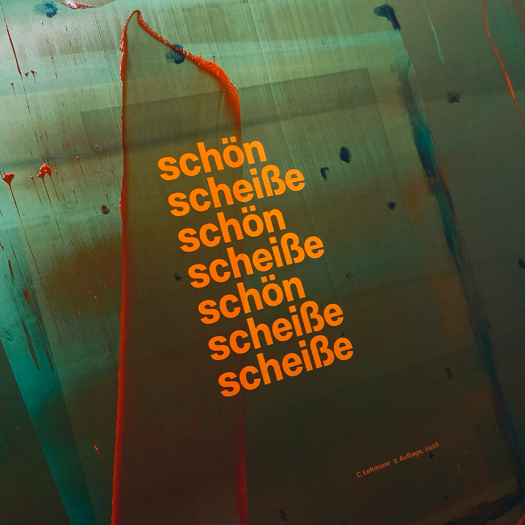 Siebdruck-Sieb mit dem mehrfach gesetzten Schriftzug »schön scheiße« in leuchtendem Orange.