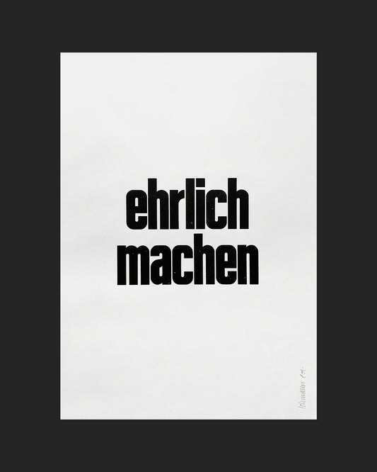 Handgesetzter Bleisatz-Druck mit den Worten »ehrlich machen« in schwarzer Groteskschrift auf Dünndruckpapier im Format 35 × 50 cm, nummeriert und signiert