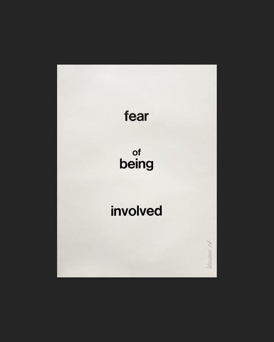 Limitierter Bleisatz-Druck mit den Worten ”fear of being involved“ in schwarzer Groteskschrift auf Gmund Lakepaper (90 g/m²) im Format 30 × 40 cm, nummeriert und signiert