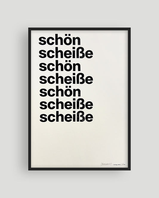 RISO-Druck mit den Worten »schön« und »scheiße« in schwarzer Groteskschrift auf cremefarbenen Papier, gerahmt mit schwarzem Rahmen vor hellgrauem Hintergrund, nummeriert und signiert