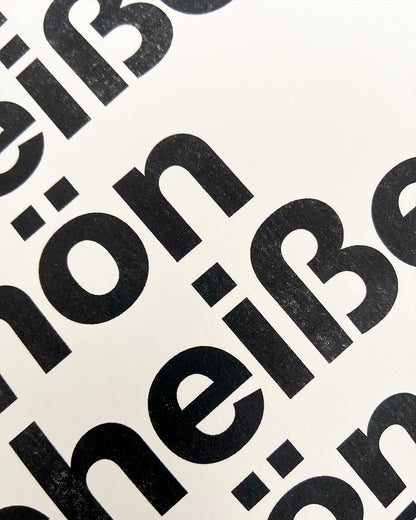 Detailaufnahme des RISO-Druckes der schwarzen Groteskschrift auf cremefarbenen Papier